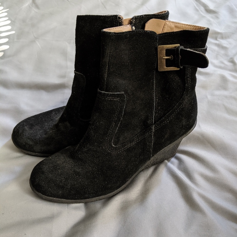 Wedge suede boots